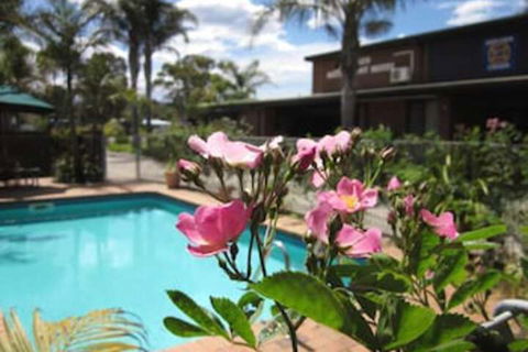 Lakes Waterfront Motel & Holiday Cottages - Gold Coast 4U 2
