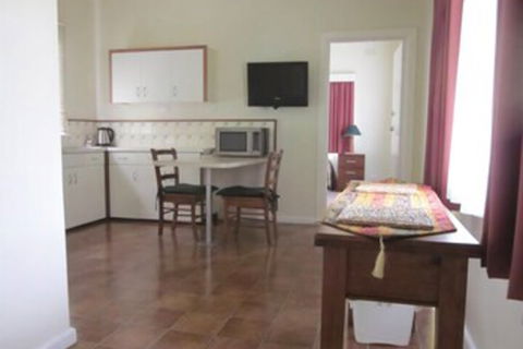 Lakes Waterfront Motel & Holiday Cottages - Gold Coast 4U 6
