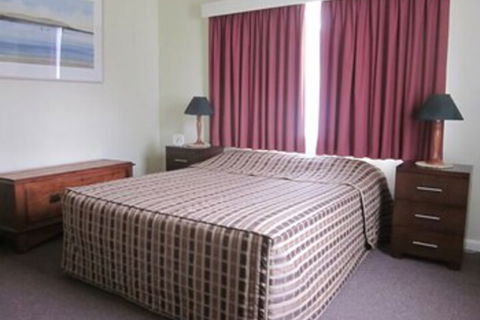Lakes Waterfront Motel & Holiday Cottages - Gold Coast 4U 5