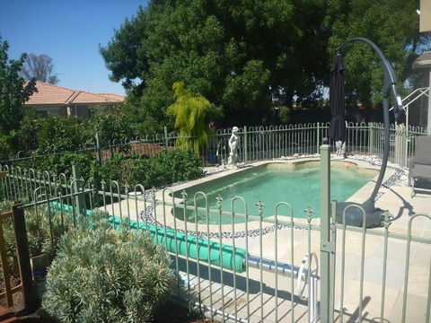 Must Love Dogs B&b - Gold Coast 4U 2