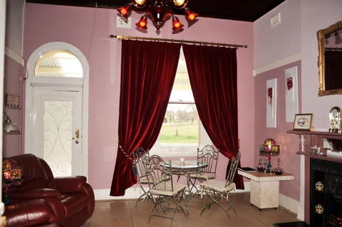 Must Love Dogs B&b - Gold Coast 4U 4