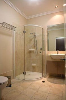 Emerald Executive Apartments - Accommodation Gold Coast 2