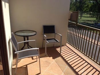 Emerald Executive Apartments - Accommodation Gold Coast 5