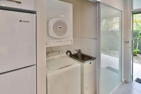 Hibiscus 006 - Accommodation Gold Coast 3