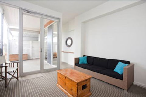 Four Kings Apartments - Accommodation Gold Coast 4