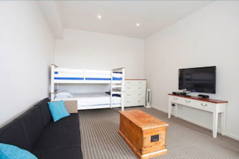 Four Kings Apartments - Accommodation Gold Coast 5