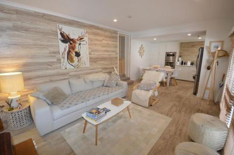 Karas 10 - Accommodation Gold Coast 2