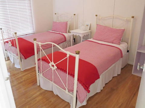 The Little Red Hen Bed & Breakfast - Gold Coast 4U 0