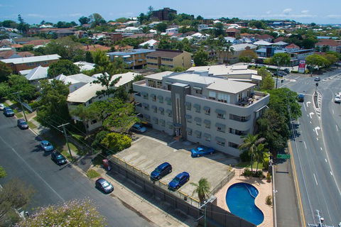 Hampton Court Apartments - Accommodation Gold Coast 2
