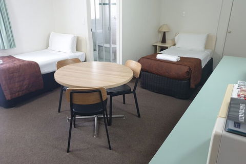 Earls Court Motor Inn - Accommodation Gold Coast 3