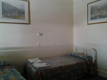 Hotel Boston - Accommodation Gold Coast 3