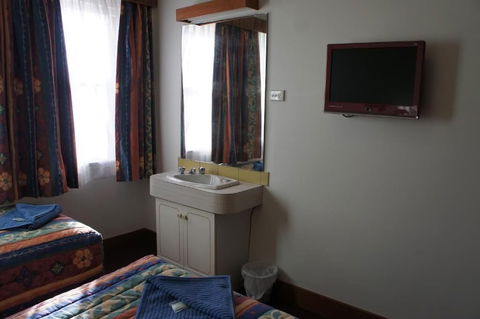 Monarch Motel Hotel - Gold Coast 4U 4