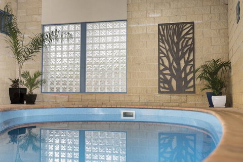 Motel On A'beckett - Accommodation Gold Coast 2