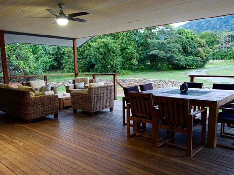 Coconut Beach House - Gold Coast 4U 1