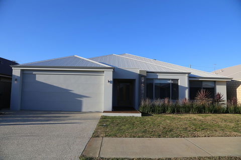 Rainbow Dream House PERTH Holiday Home - Gold Coast 4U 0