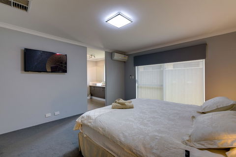 Rainbow Dream House PERTH Holiday Home - Gold Coast 4U 2