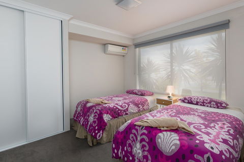 Rainbow Dream House PERTH Holiday Home - Gold Coast 4U 5