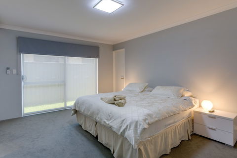 Rainbow Dream House PERTH Holiday Home - Gold Coast 4U 6