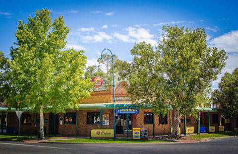 Crown Hotel Wentworth - Gold Coast 4U 1