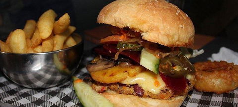 Magnums Bistro - Gold Coast 4U 4