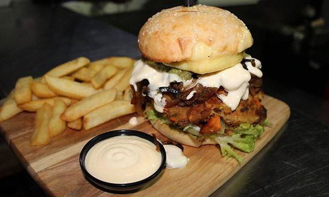 Magnums Bistro - Gold Coast 4U 7