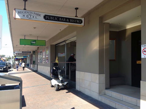 Regents Park Hotel - 1 Gold Coast 0