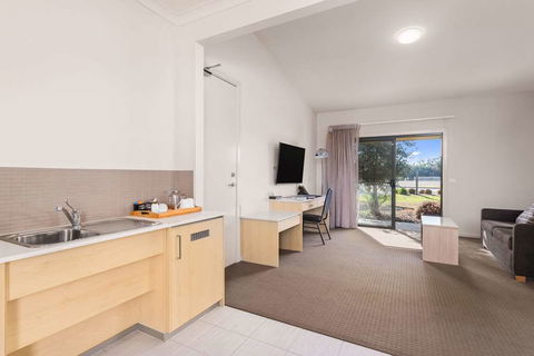 Quality Suites Point Cook Seasons 5 - Accommodation Gold Coast 16