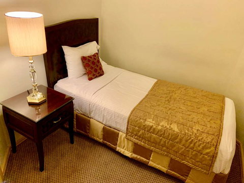 Royal Albert Hotel - 1 Gold Coast 2