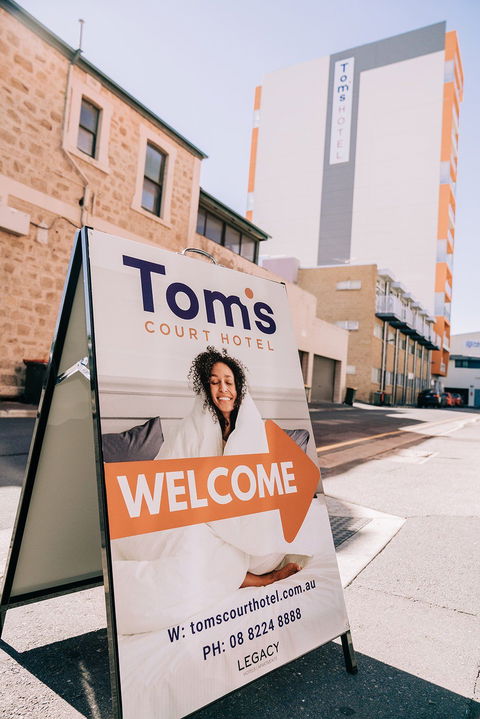 Tom's Court Hotel - Accommodation Gold Coast 2