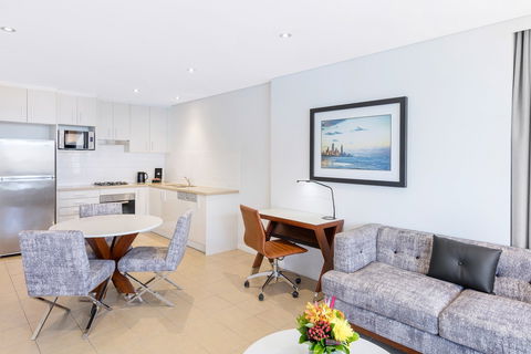 Meriton Suites Broadbeach - Accommodation Gold Coast 3