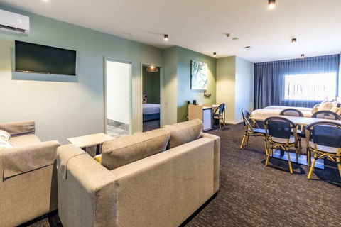 Nightcap At Commercial Hotel - Gold Coast 4U 4