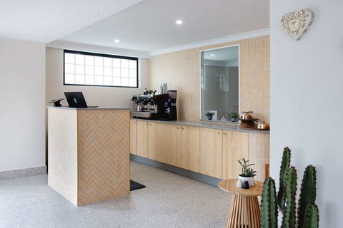 Hotel Hacienda - Accommodation Gold Coast 1