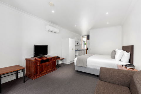 Commodore On The Park - Accommodation Gold Coast 2