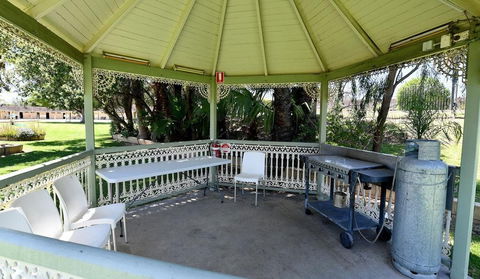 Burke & Wills Motor Inn - Gold Coast 4U 1
