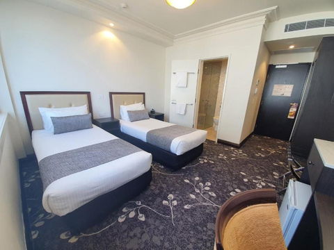 Burke & Wills Hotel - Accommodation Gold Coast 1