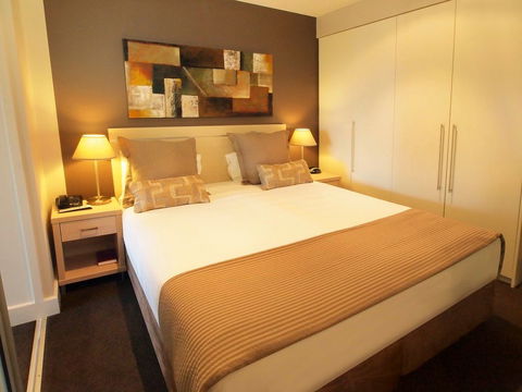 Oaks Pier Plaza - Accommodation Gold Coast 2