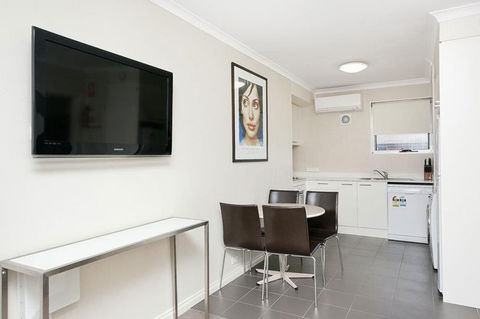 Forrest Hotel & Apartments - Accommodation Gold Coast 2