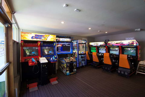 Nightcap At High Flyer Hotel - Gold Coast 4U 2