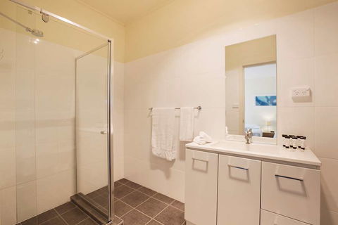 Nightcap At High Flyer Hotel - Gold Coast 4U 4