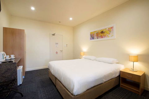 Nightcap At High Flyer Hotel - Gold Coast 4U 6