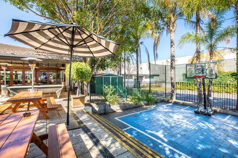 Nightcap At High Flyer Hotel - Gold Coast 4U 11