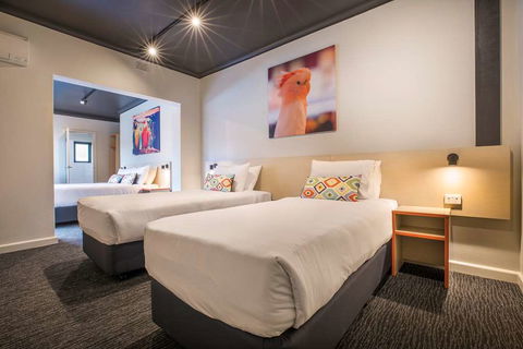 Nightcap At Chester Hill Hotel - Gold Coast 4U 5