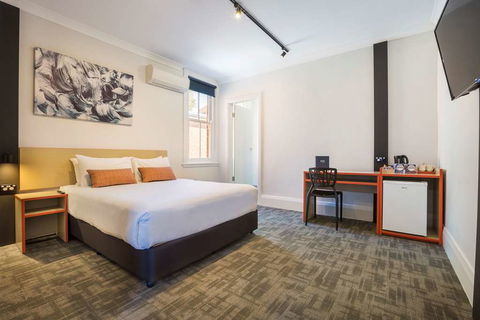 Nightcap At Regents Park Hotel - Gold Coast 4U 3