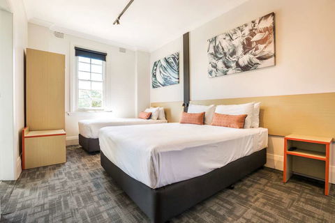 Nightcap At Regents Park Hotel - Gold Coast 4U 4
