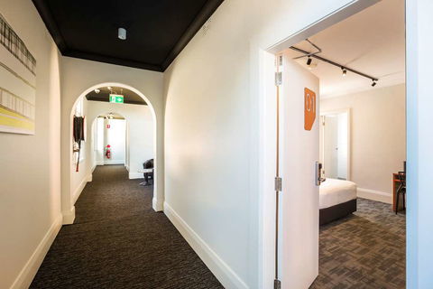 Nightcap At Regents Park Hotel - Gold Coast 4U 6