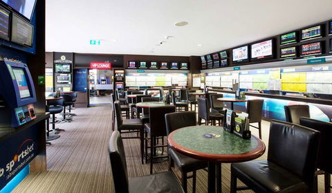 Nightcap At High Flyer Hotel - Gold Coast 4U 5