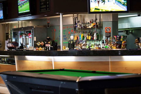 Nightcap At High Flyer Hotel - Gold Coast 4U 9