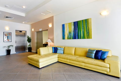 Metro Advance Apartments & Hotel - Gold Coast 4U 2