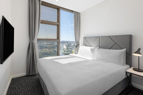 Meriton Suites George St - Accommodation Gold Coast 1