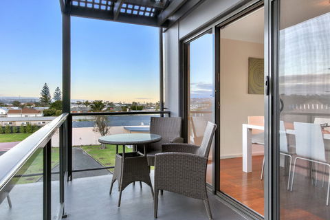 Bellevue on the Lakes - Accommodation Gold Coast 1